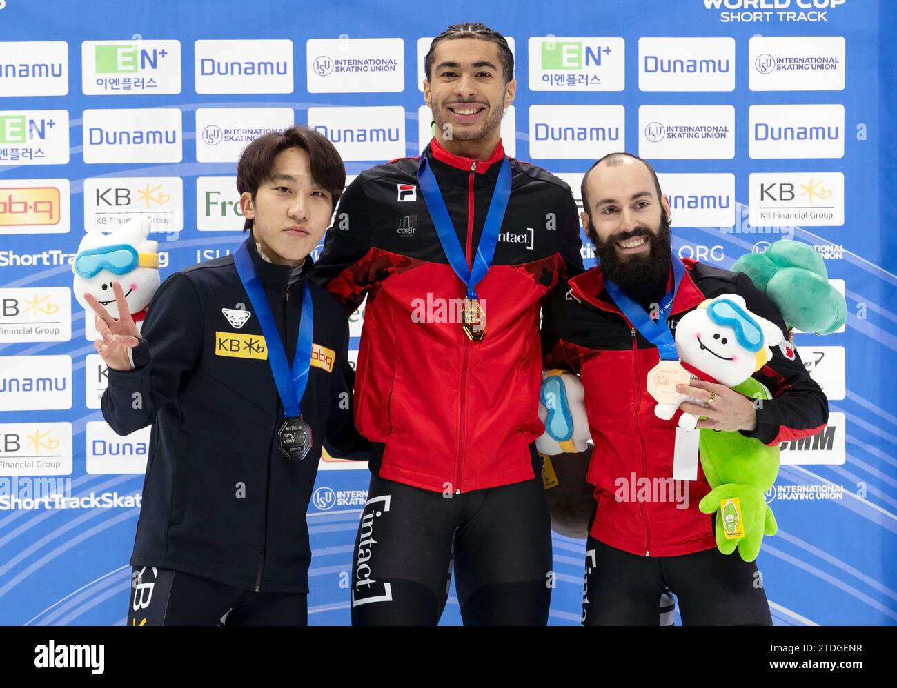 Seoul, Südkorea. Dezember 2023. (L bis R) Silbermedaille Park Ji-won von Südkorea, Goldmedaille Dandjinou Williams von Kanada, Bronzemedaille Dubois Steven von Kanada während der Preisverleihung nach dem 1500 m 2023-2024 Finale der ISU World Cup Männer auf der Mokdong Ice Rink in Seoul, Südkorea am 17. Dezember 2023. (Foto: Lee Young-HO/SIPA USA) Credit: SIPA USA/Alamy Live News Stockfoto