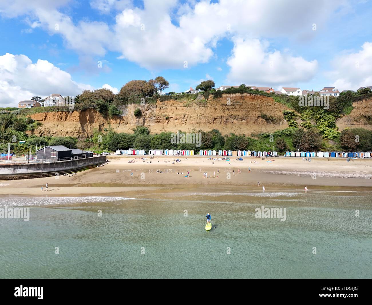 Klippen und Strandhütten Shanklin Isle of Wight, britische Drohne, Luft Stockfoto