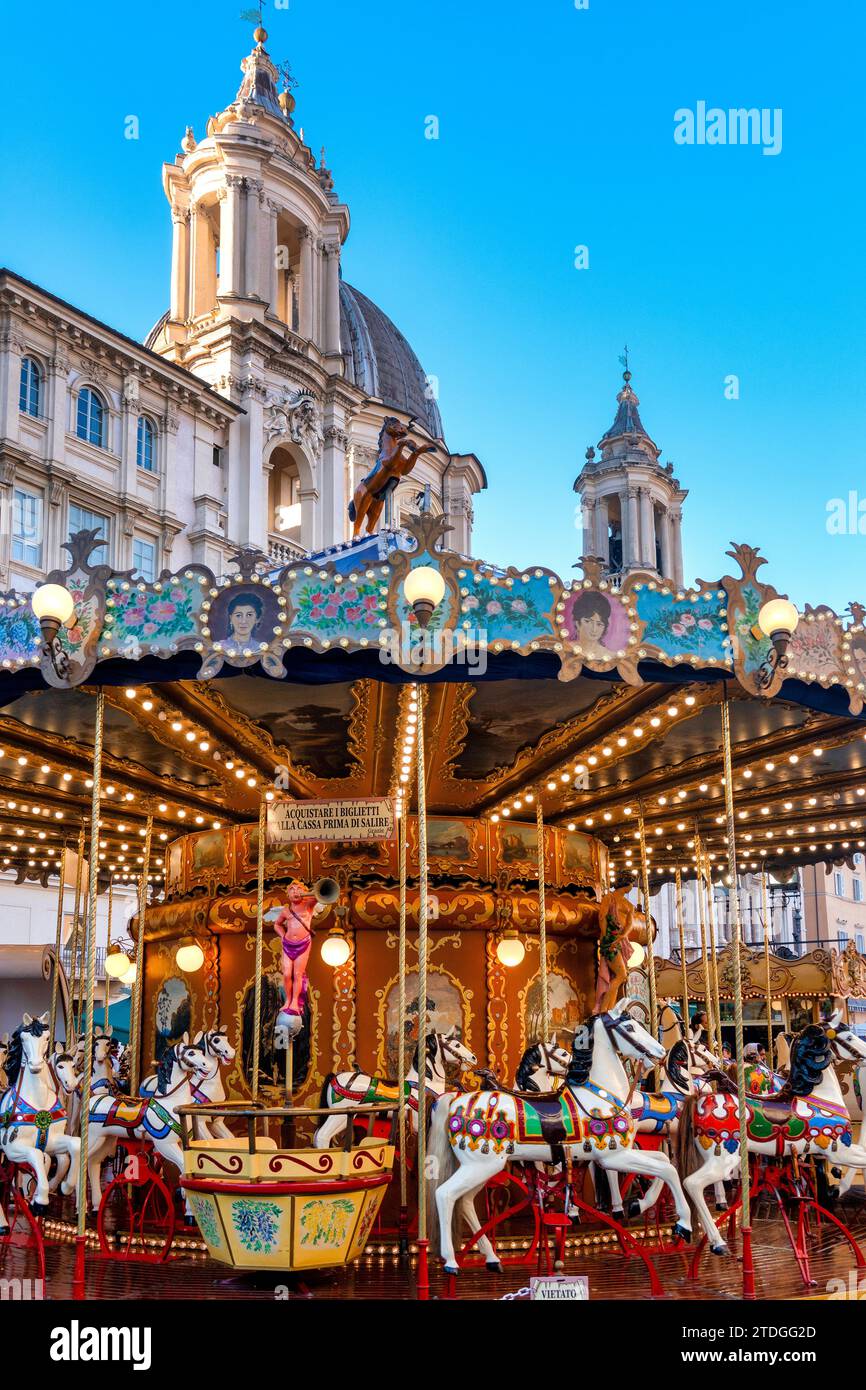 Karussell auf der Piazza Navona für den Weihnachtsmarkt in Rom, Italien Stockfoto