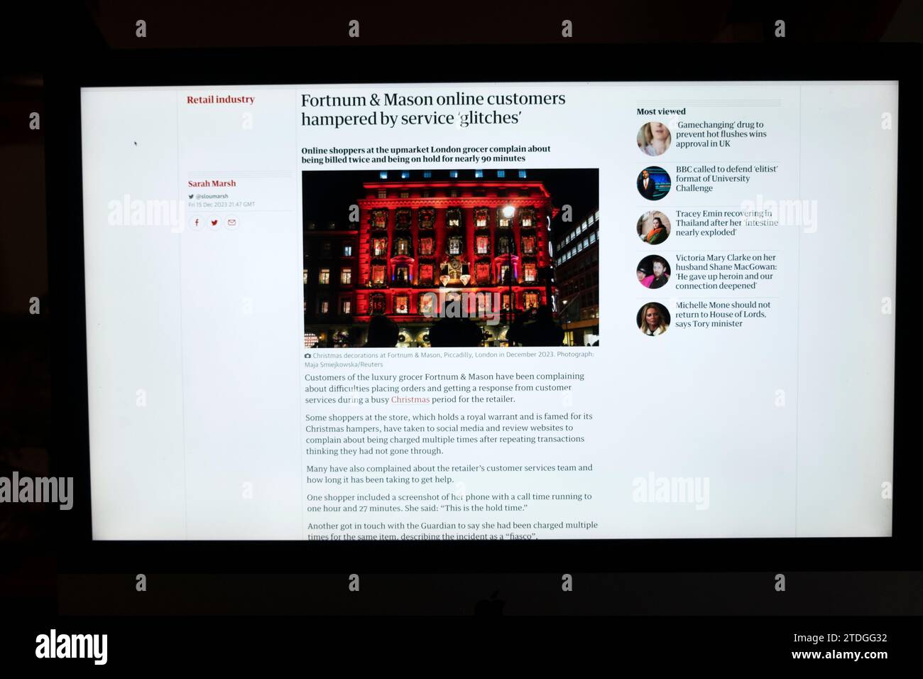 „Fortnum & Mason Online-Kunden, die durch Service-Probleme behindert werden“ weihnachtsartikel auf der Website der Guardian Zeitung Screenshot Money Retail UK Stockfoto „Fortnum & Mason Online-Kunden, die durch Service-Probleme behindert werden“ weihnachtsartikel auf der Website der Guardian Zeitung Screenshot Money Retail UK Stockfoto