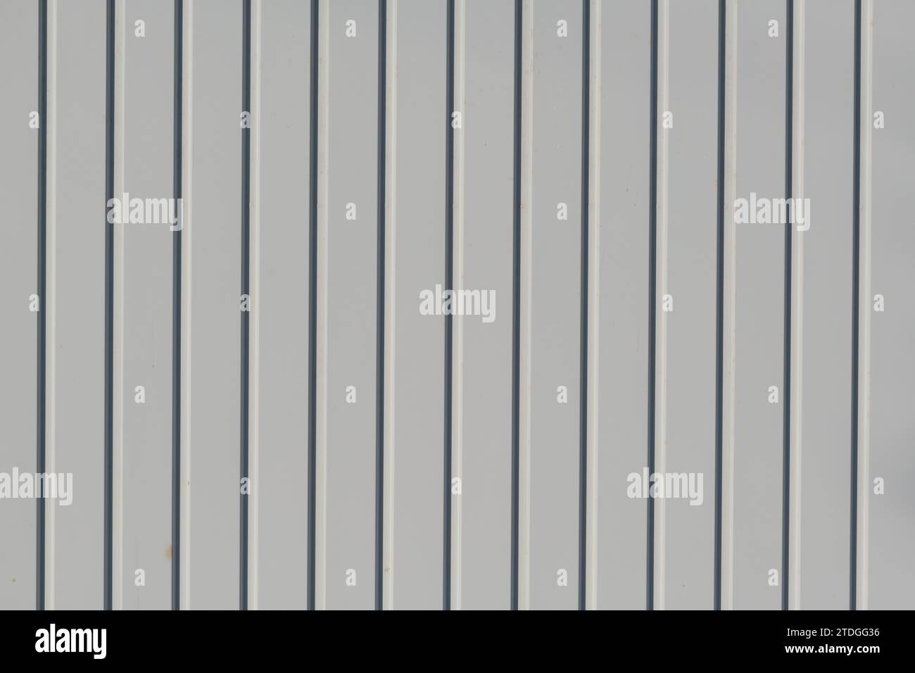 Nahaufnahme, abstrakter Detailbereich aus weißen, glatten Holzzaunplatten mit bemalter, glänzender Oberfläche. Stockfoto