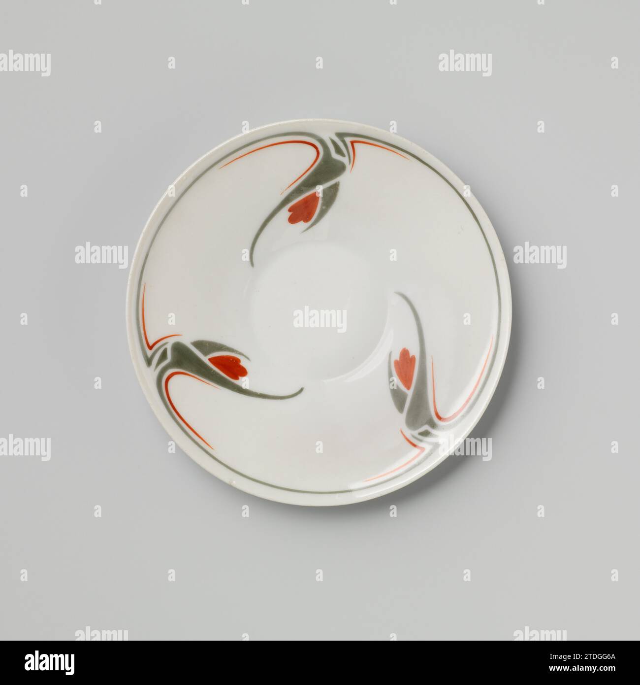 Untertasse mit stilisierten Blumenmotiven, Parthénon (evtl.), ca. 1900 - ca. 1905 Porzellanschale, auf der Glasur in Grün und Rot gemalt. Blumenzweige stilisiert an der Wand. Die Außenwand mit einem dünnen Band im Relief. Auf der Unterseite mit „Le Parthénon/Paris“ gekennzeichnet. Entworfen von Maurice Dufrêne, hergestellt für La Maison Moderne, möglicherweise von Le Parthénon, Paris. Pariser Porzellan. Glasur. Malerei / Glasur Porzellanschale, bemalt auf der Glasur in Grün und Rot. Blumenzweige stilisiert an der Wand. Die Außenwand mit einem dünnen Band im Relief. Auf der Unterseite mit „Le Parthénon/Paris“ gekennzeichnet. D Stockfoto