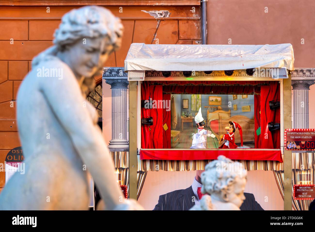 Marionettenshow auf der Piazza Navona für den Weihnachtsmarkt in Rom, Italien Stockfoto