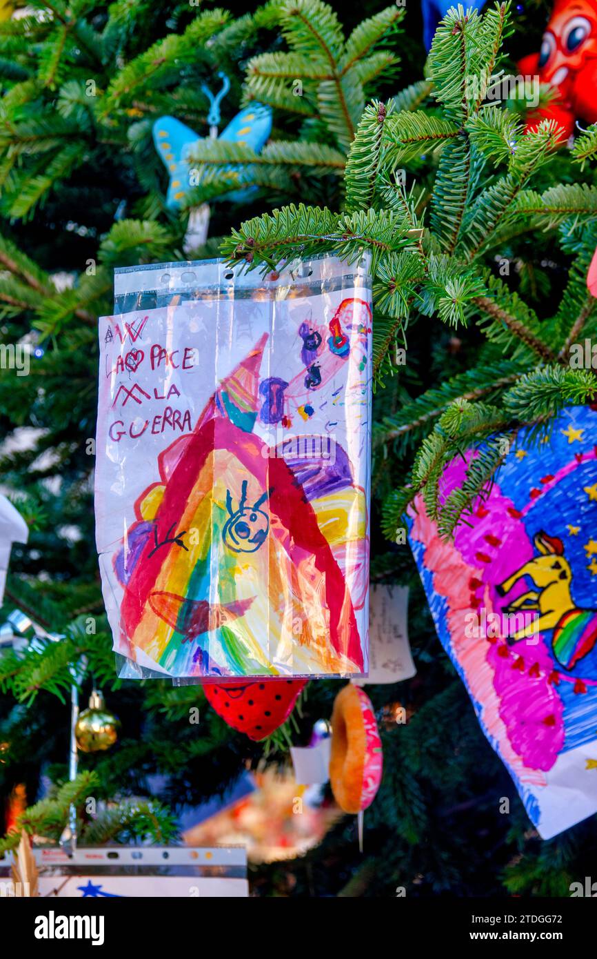 Botschaft für Frieden und gegen Krieg gezeichnet von einem Kind auf dem Weihnachtsbaum auf dem Weihnachtsmarkt Piazza Navona in Rom, Italien Stockfoto