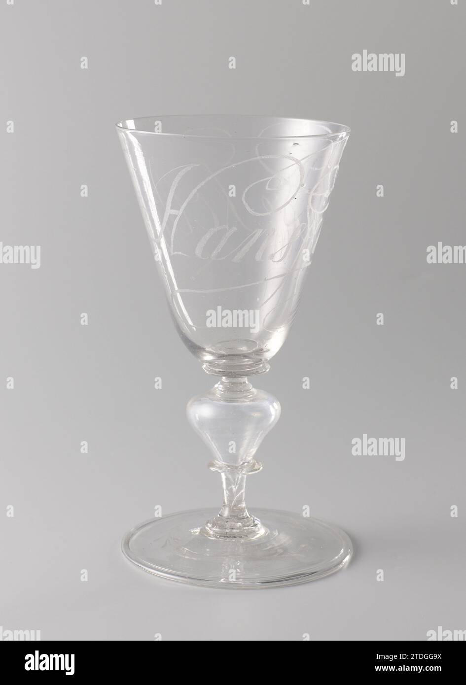 Chalip-Glas mit der Inschrift: Hansje im Keller, anonym, um 1650 - um 1700 niedrige Basis mit umgedrehtem Fuß. Balus-förmiger, hohler Stamm mit zwei flachen Scheiben. Regelmäßig den Kelch entfernen, der unten abgeschlossen ist. In italienischen Buchstaben steht Hansje im Keller auf dem Kelch. Glasbläser: Niedrige Länder Nordniederländische Glasbläserei niedrige Basis mit umgedrehter Basis. Balus-förmiger, hohler Stamm mit zwei flachen Scheiben. Regelmäßig den Kelch entfernen, der unten abgeschlossen ist. In italienischen Buchstaben steht Hansje im Keller auf dem Kelch. Glasbläser: NiederländerNördliche Niederlande Stockfoto