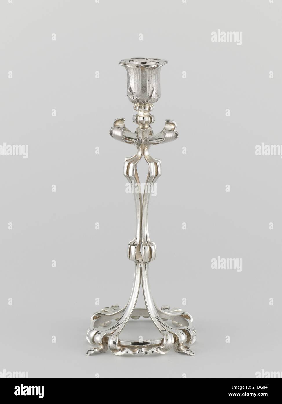 Kandelaar, bestehend aus Rängen, Koninklijke Utrechtsche Fabriek van Zilverwerke von C.J. Desire, 1904 zwei Leuchter (siehe auch BK-1990-6-B), fast identisch. Stam besteht aus vier Reihen von drei Ranken, die unten den offenen Fußring anmutig lockern und als Füße fungieren. Direkt über dem Fußring fließen die Tender zusammen und teilen sich in Zweiergruppen in einem Knoten auf halber Höhe des Stammes auf. Dieser Zeitplan wiederholt sich in einem zweiten größeren Nodus, der sich unterhalb der Oberkante des Kofferraums befindet. Daraus öffnen sich die Tiflines als Lockenblätter, aus denen sich der Kerzenhalter wie ein Tulpen-ähnliches c erhebt Stockfoto Kandelaar, bestehend aus Rängen, Koninklijke Utrechtsche Fabriek van Zilverwerke von C.J. Desire, 1904 zwei Leuchter (siehe auch BK-1990-6-B), fast identisch. Stam besteht aus vier Reihen von drei Ranken, die unten den offenen Fußring anmutig lockern und als Füße fungieren. Direkt über dem Fußring fließen die Tender zusammen und teilen sich in Zweiergruppen in einem Knoten auf halber Höhe des Stammes auf. Dieser Zeitplan wiederholt sich in einem zweiten größeren Nodus, der sich unterhalb der Oberkante des Kofferraums befindet. Daraus öffnen sich die Tiflines als Lockenblätter, aus denen sich der Kerzenhalter wie ein Tulpen-ähnliches c erhebt Stockfoto
