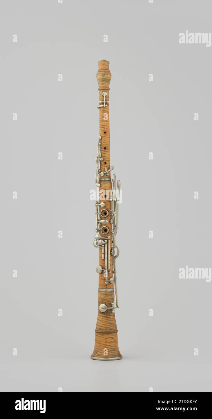 Oboe, Stowasser, ca. 1850 - ca. 1870 Hobo in 3 Teilen mit zwölf Nickeltasten, wahrscheinlich Palmhout. Auf jedem Teil markiert: Stowasser/Budapest in einem Oval. Auf dem oberen und mittleren Teil mit einer Krone mit einer Hand darüber mit einem Hammer gekennzeichnet [Handelszeichen] Védjegy. Unterhalb des mittleren Teils ist das Lied Ja213 eingraviert. Die Oboe befindet sich in einer Aktentasche aus Holz, die außen mit Leder und innen mit Samt bedeckt ist. Der Verschluss ist mit den Buchstaben B.R. und G.M. markiert. Der Schlüssel fehlt. Budapest Nickel (Metall). Buchsbaum Hobo in 3 Teilen mit zwölf Nickelschlüsseln, wahrscheinlich Palmhout. Auf jedem p Stockfoto