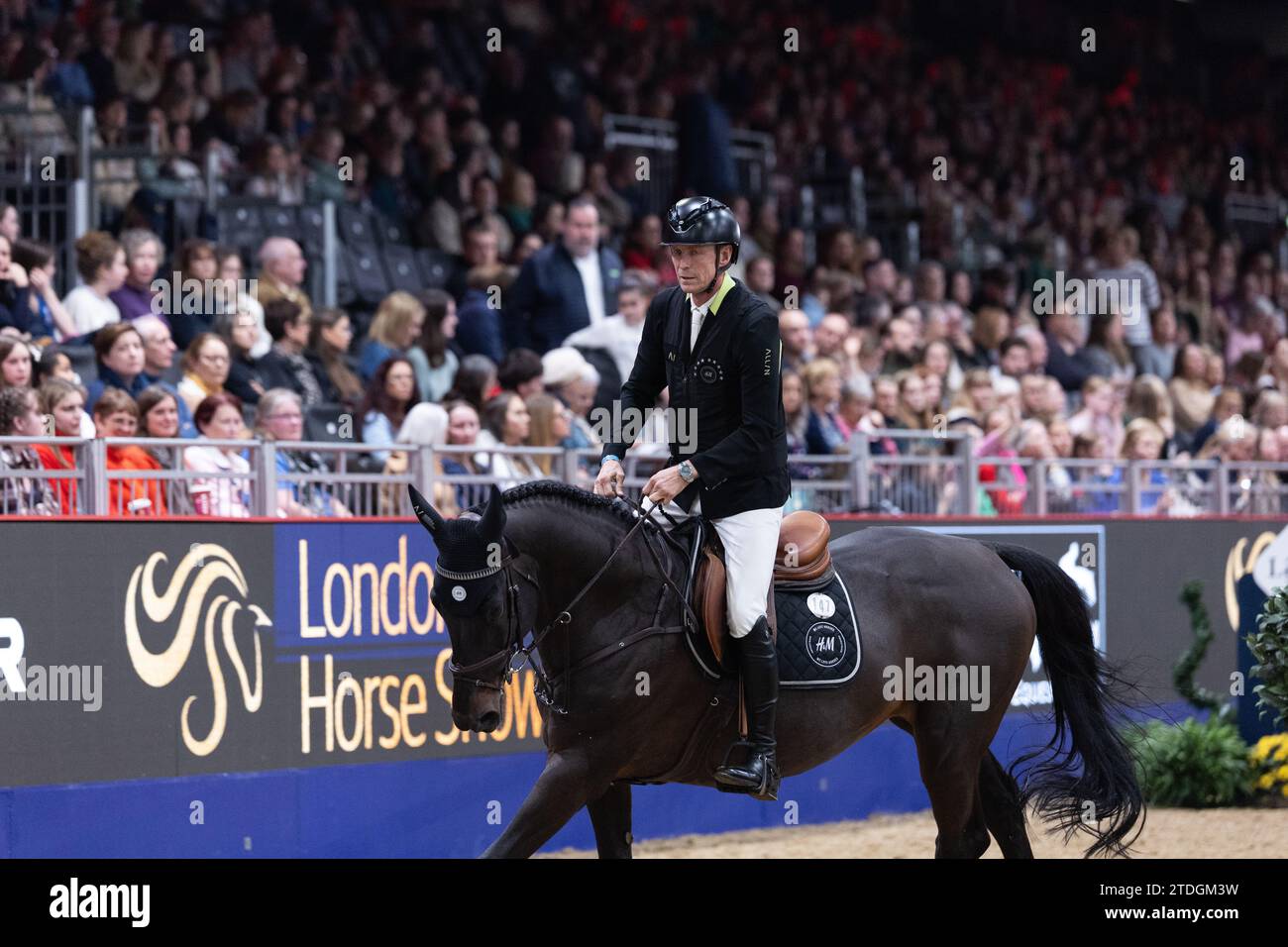 London, Großbritannien. Dezember 2023. Peder Fredricson aus Schweden mit Chopin VA während der Mistletoe Speed Stakes auf der London International Horse Show am 18. Dezember 2023, London Excel Centre, Vereinigtes Königreich (Foto von Maxime David - MXIMD Pictures) Credit: MXIMD Pictures/Alamy Live News Stockfoto