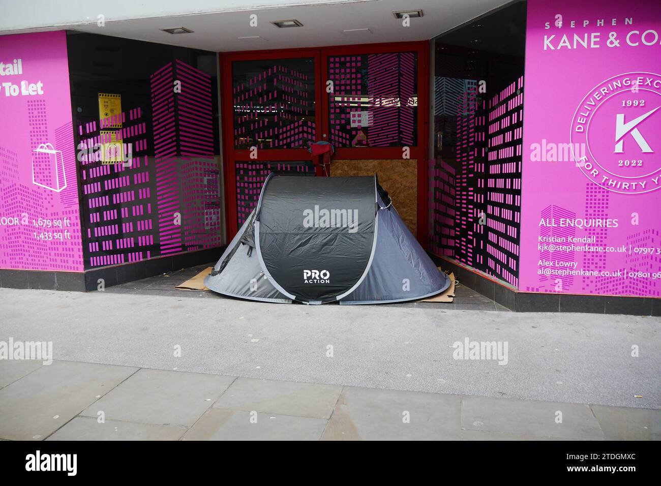 Ein Zelt für Obdachlose in einem leeren Ladentor Stockfoto