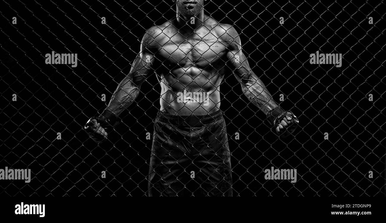 Schwarz-weiß-Bild eines Mannes in einem Boxkäfig. Das Konzept des Sports, Muay Thai, Kampfkunst Stockfoto
