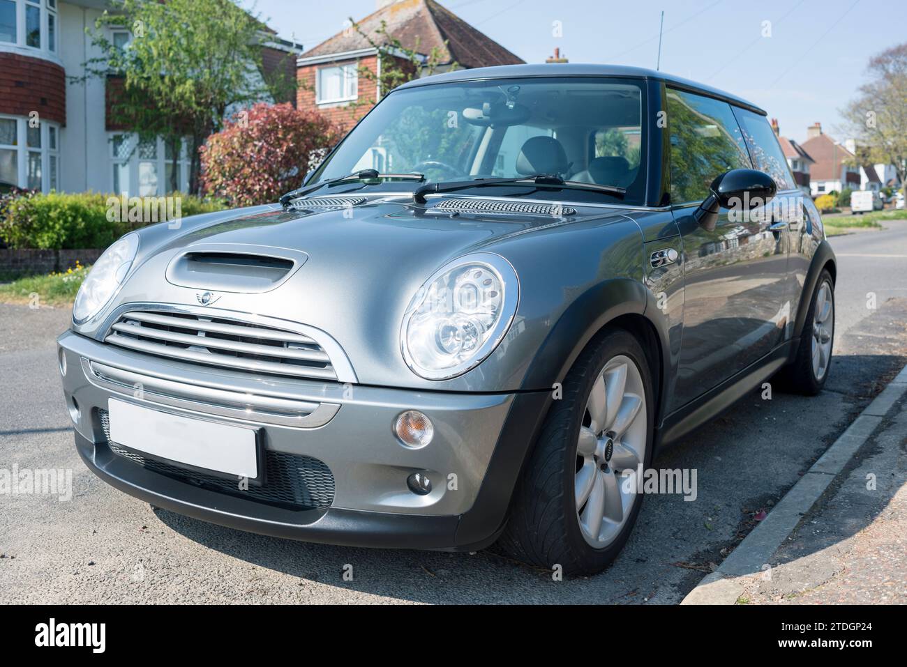 Ein Mini Cooper S aus dem Jahr 2005 steht vor einem Wohnhaus auf der Straße. Stockfoto