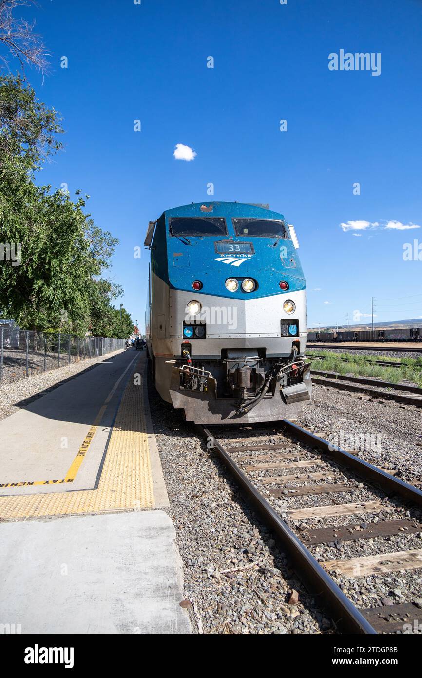 Amtrak Train AMTK 33 (P42DC), Eine GE P42DC Leitmaschine der kalifornischen Zephyr Westbound, hielt am 22. Juni 2023 in Grand Junction, Colarado Stockfoto