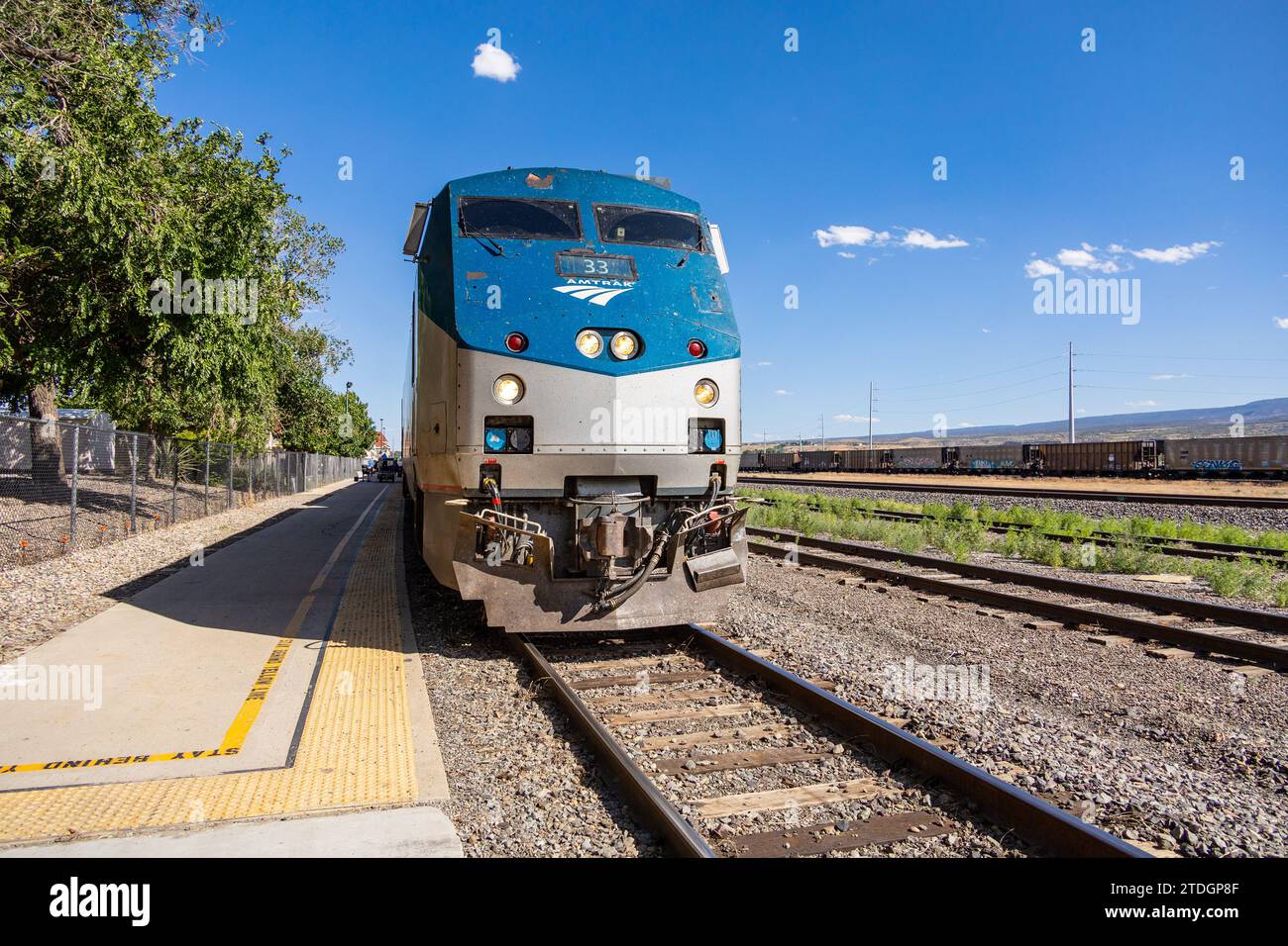 Amtrak Train AMTK 33 (P42DC), Eine GE P42DC Leitmaschine der kalifornischen Zephyr Westbound, hielt am 22. Juni 2023 in Grand Junction, Colorado Stockfoto