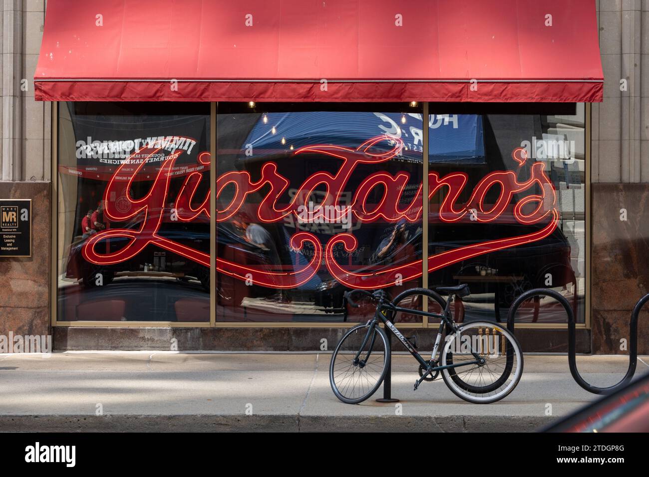 Giordano's ist eine amerikanische Pizzeria-Kette, die sich auf Chicago Style Stuffed Crust Pizza spezialisiert hat, W Jackson Blvd, Chicago, USA 16. Juni 2023 Stockfoto