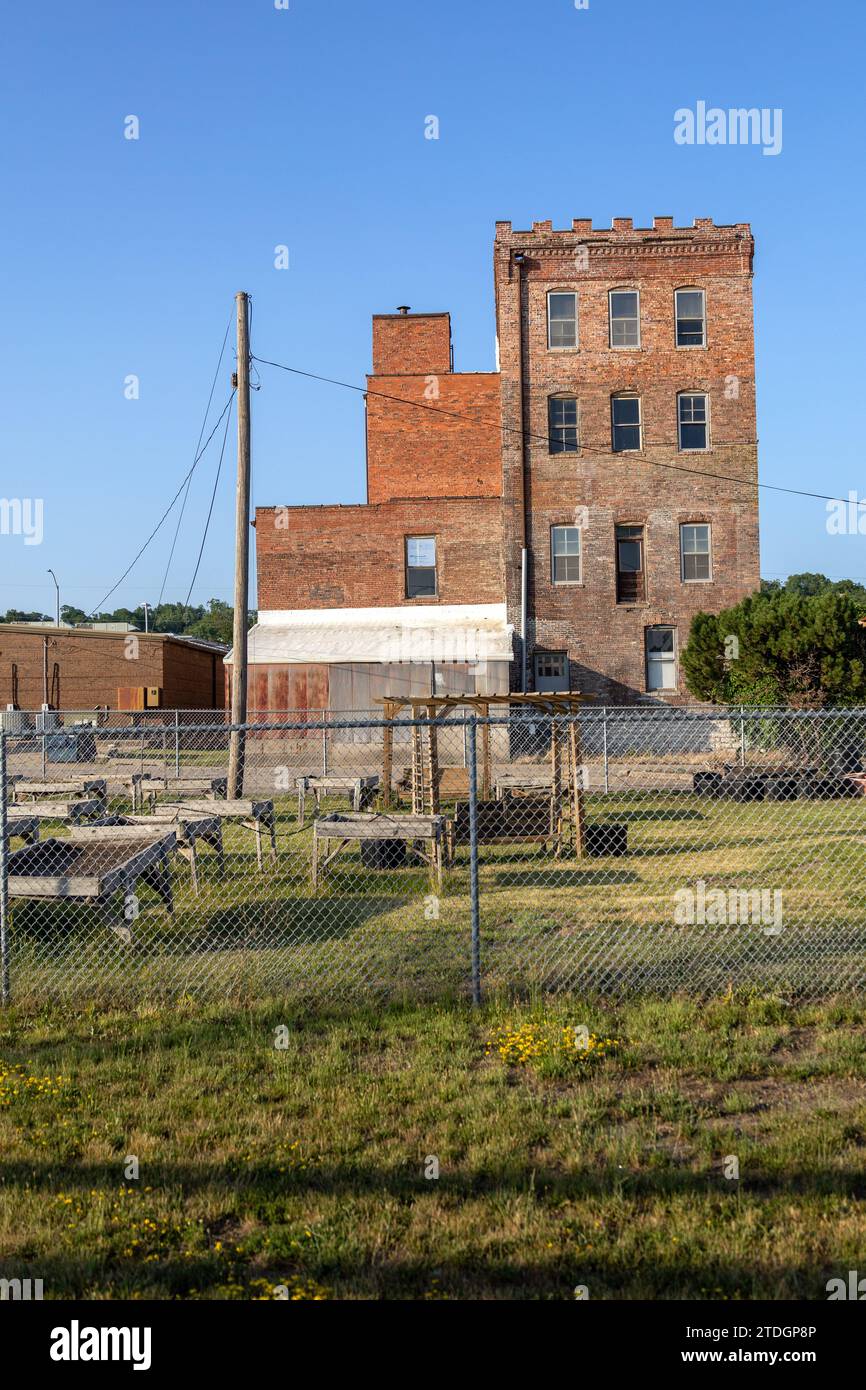 Old Brick Building in Ottumwa Illinois von der Railroad aus gesehen, 21. Juni 2023, Ottumwa, die Heimatstadt von Radar O'Riley auf dem TV Show MASH Stockfoto