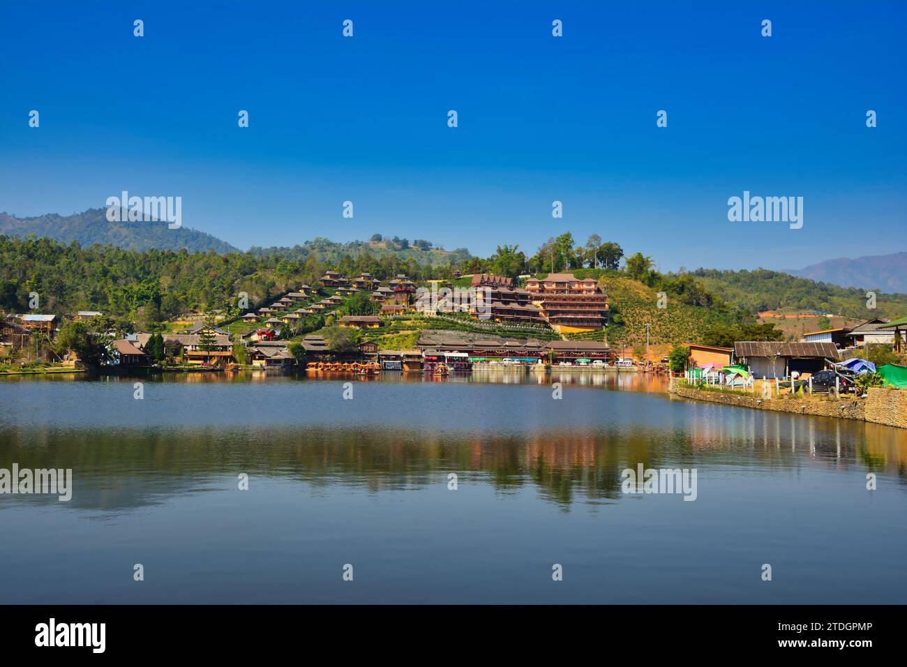 Traditionelles chinesisches Dorf Yunnan von Ban Rak Thai mit Teeplantagen, die sich im See spiegeln, Mae Hong Son, Thailand Stockfoto