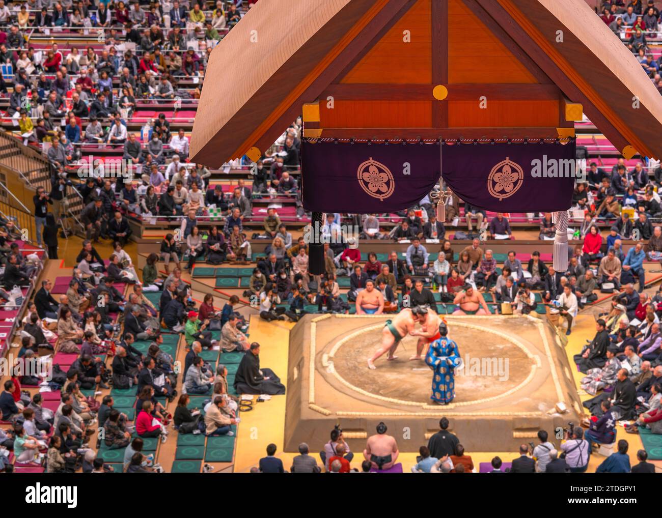 tokio, ryogoku - 14. januar 2023: Japanisches Dohyō wird von Sumo-Ringen-Turnieren verwendet, die mit einem Kreis von Reistrohballen auf einer quadratischen Plattform durchgeführt werden Stockfoto