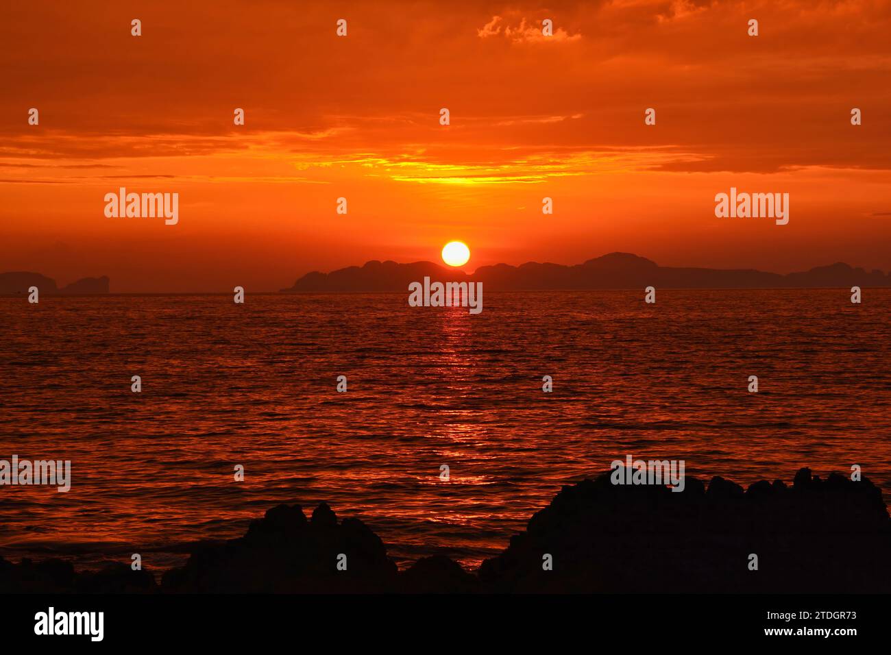 Ein fantastischer Sonnenuntergang über dem Thailändischen Meer Thailand Stockfoto