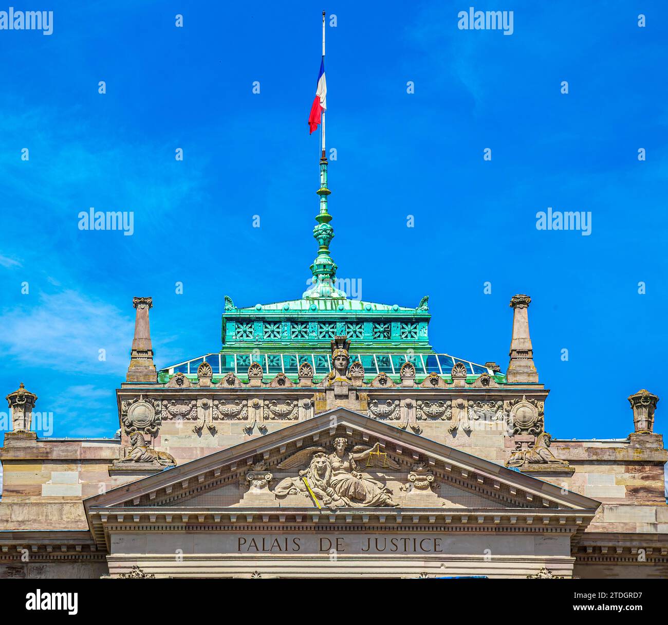 STRASSBURG, FRANKREICH - 4. MAI 2023: Portikus auf dem Palais de Justice, ein neo-griechisches Gebäude aus dem 19. Jahrhundert mit neo-ägyptischen Elementen. Wurde 1894-1898 gebaut Stockfoto