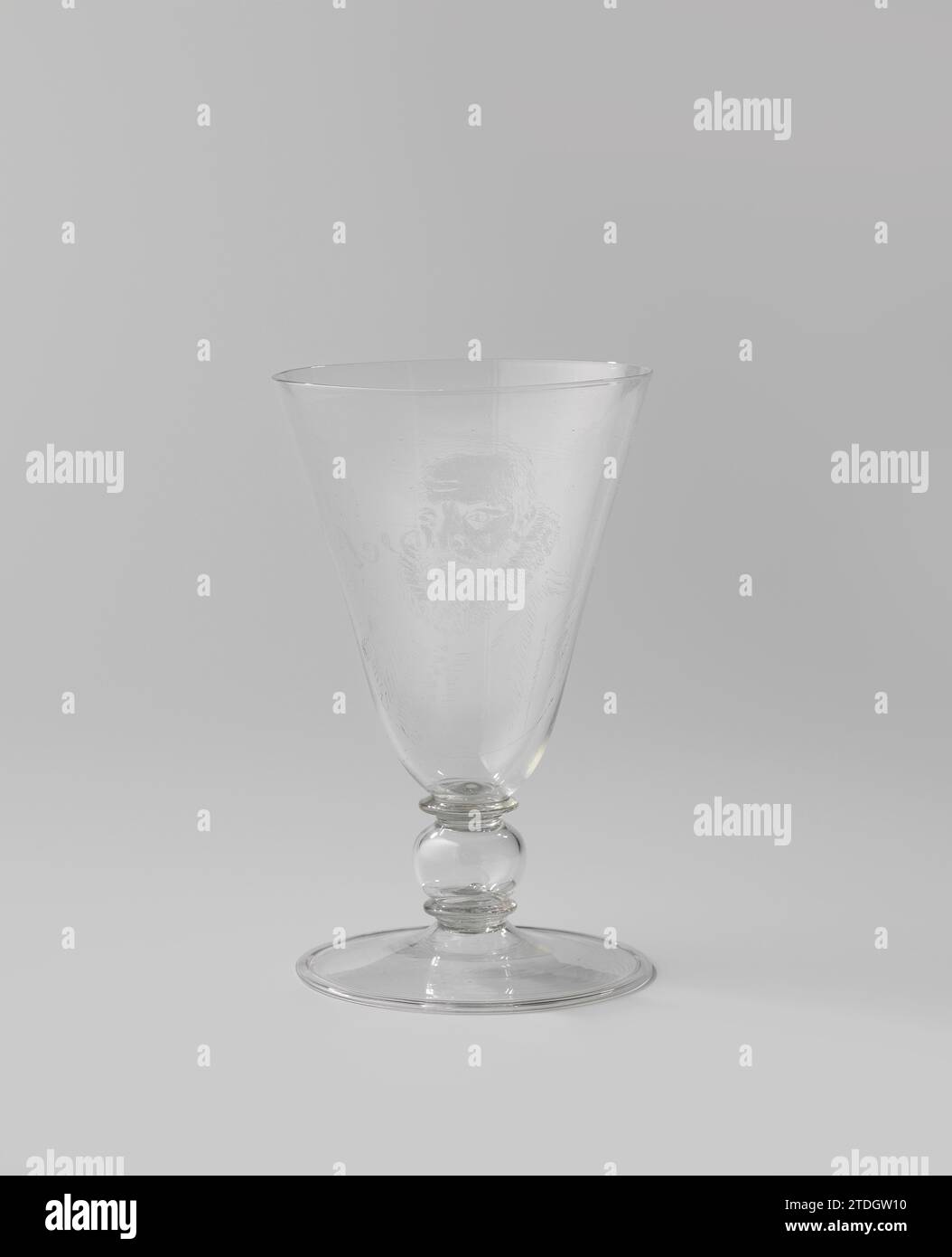 Chalip-Glas mit einem Porträt von Johan van Oldenbarnevelt, Anonym, um 1800 - um 1900 Chalice-Glas mit flachem Sockel mit umgedrehtem. Kurzer Stamm, der durch einen Hohlknopf zwischen zwei Scheiben gebildet wird. Auf dem konischen Kelch in Diamantgravur ist das Porträt von Johan van Oldenbarnevelt graviert. Auf der anderen Seite die Inschrift: 'Barenevelt'. Niederländisches Glas Glasbläserei Chalice Glas mit flachem Sockel mit umgedrehtem Boden. Kurzer Stamm, der durch einen Hohlknopf zwischen zwei Scheiben gebildet wird. Auf dem konischen Kelch in Diamantgravur ist das Porträt von Johan van Oldenbarnevelt graviert. Auf der anderen Seite die Inschrift Stockfoto