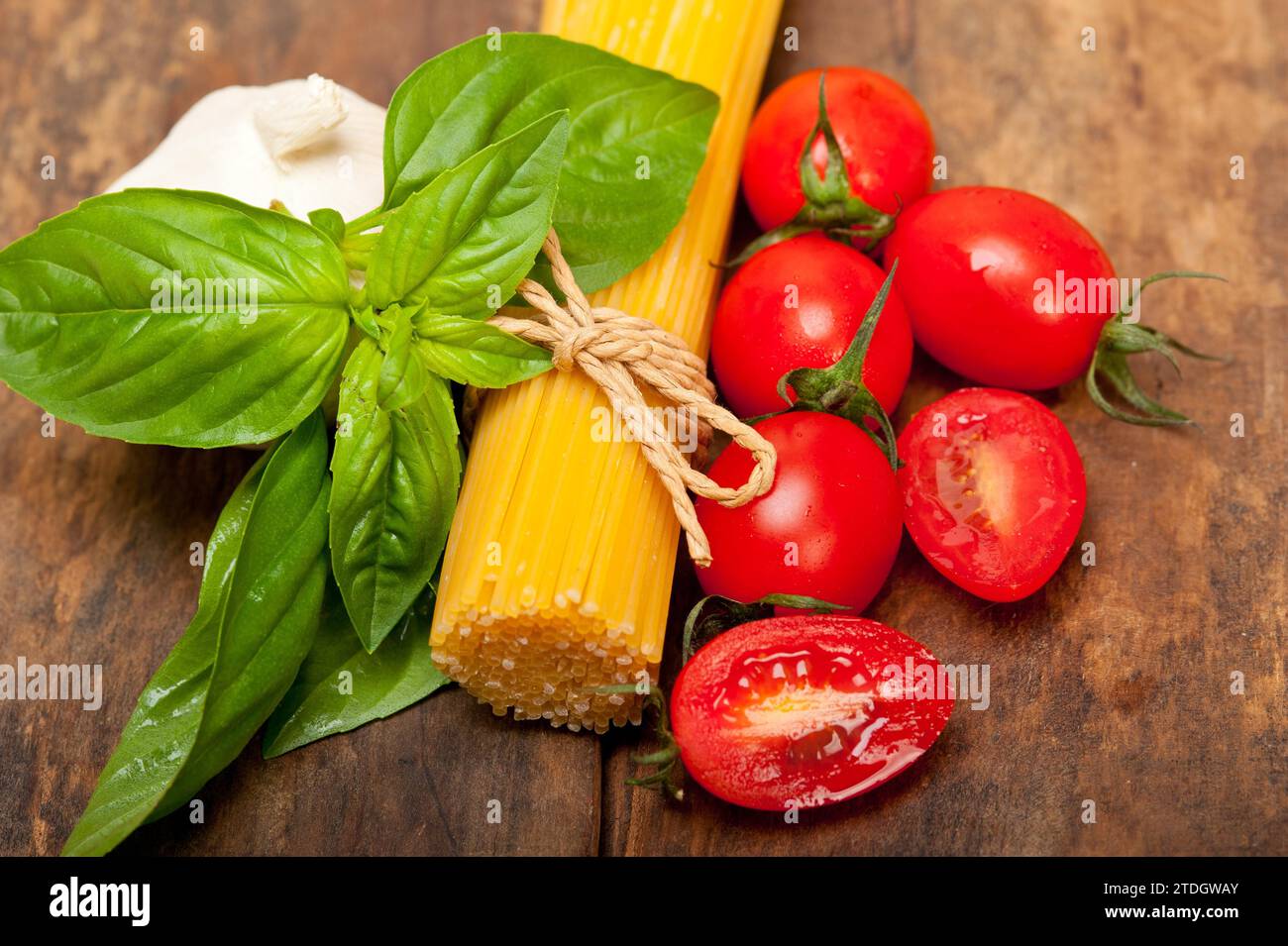 Rohe Zutaten Spaghetti Pasta Tomate und Basilikum Grundlagen der italienischen Küche, Lebensmittelfotografie Stockfoto