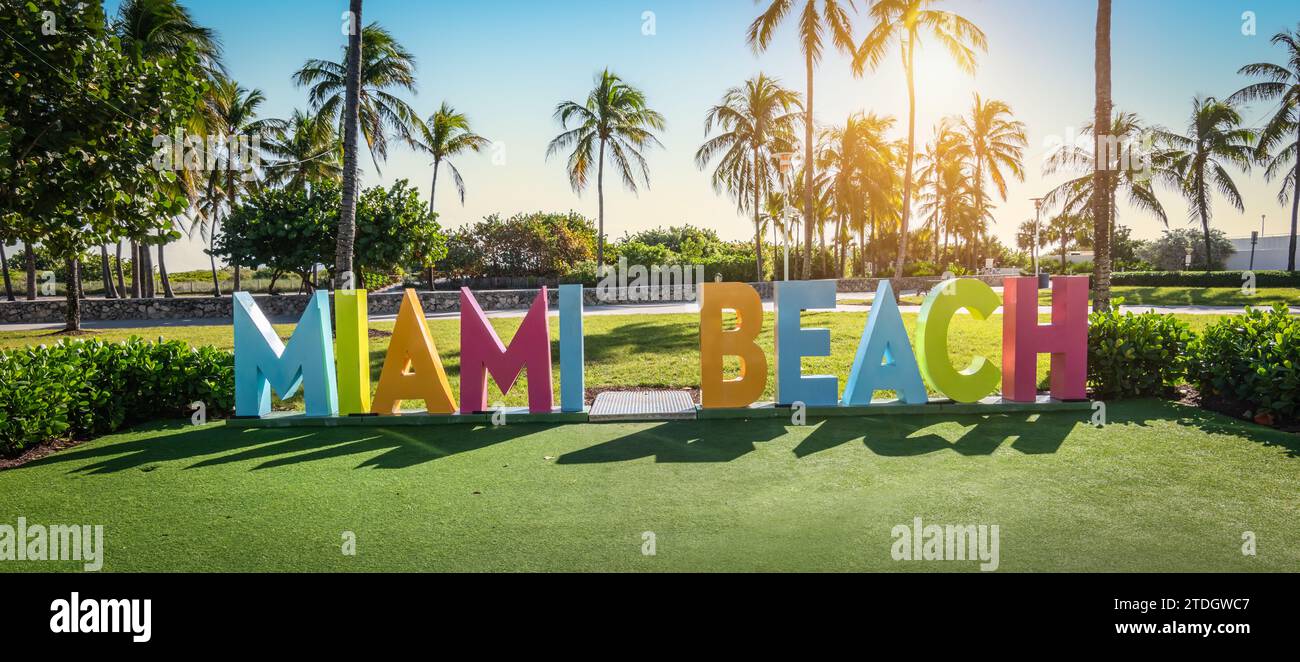Farbenfrohes Miami Beach Schild im Lummus Park at Sunset, Miami, Florida. Stockfoto