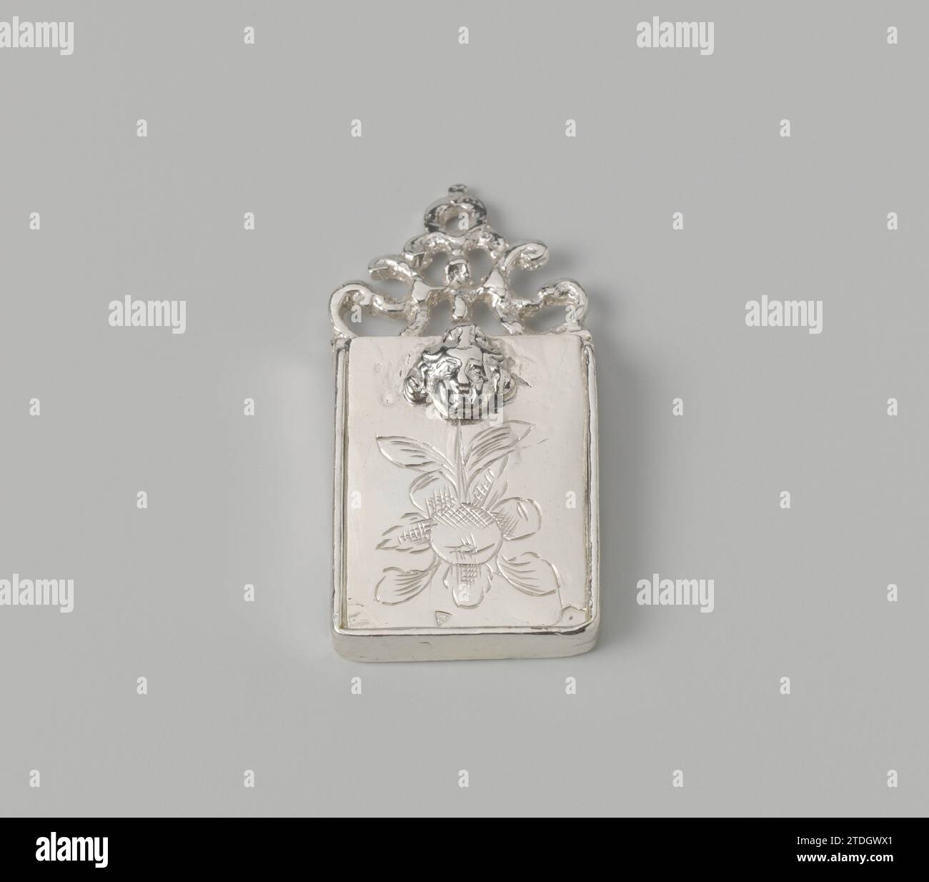 Schultasche, anonym, ca. 1600 - ca. 1699 rechteckige Schultasche, mit durchbrochenem Oberteil, mit tragendem Auge. Auf der Gleitplatte ist ein Zweig eingeprägt, an dem ein Kinderkopf befestigt ist. Die Schultasche ist gekennzeichnet: Zweimal ein Delfin in einem Dreieck und die eingravierten Buchstaben AW. Niederlande Silber (Metall) rechteckige Schultasche mit durchbrochenem Oberteil, mit tragender Öse. Auf der Gleitplatte ist ein Zweig eingeprägt, an dem ein Kinderkopf befestigt ist. Die Schultasche ist gekennzeichnet: Zweimal ein Delfin in einem Dreieck und die eingravierten Buchstaben AW. Niederlande Silber (Metall) Stockfoto