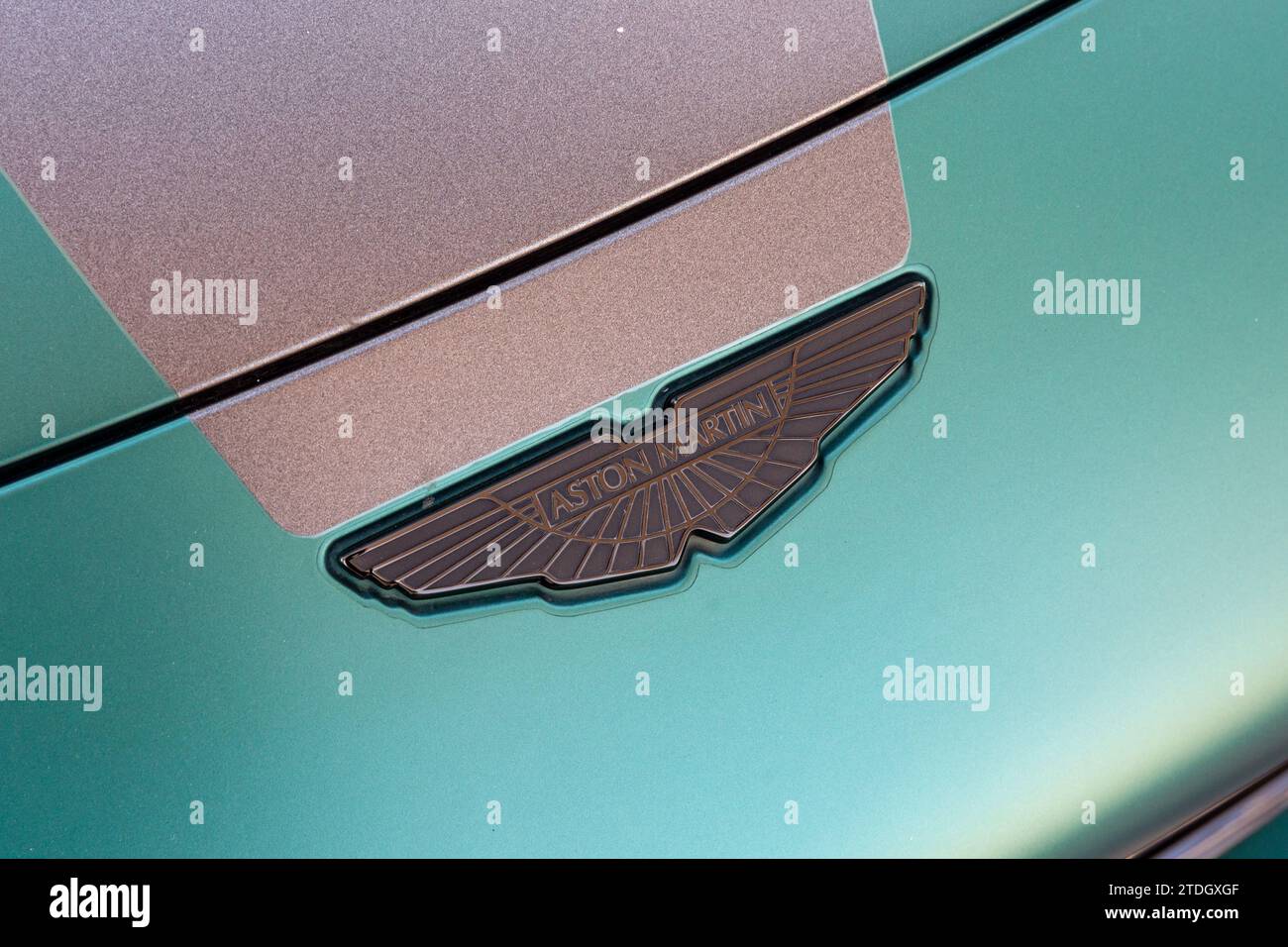 Dubai, Vereinigte Arabische Emirate. Dezember 2023. Aston Martin Car wird an einem heißen Morgen im Zentrum von Dubai, Vereinigte Arabische Emirate, gesehen. Quelle: Dominika Zarzycka/Alamy Live News Stockfoto