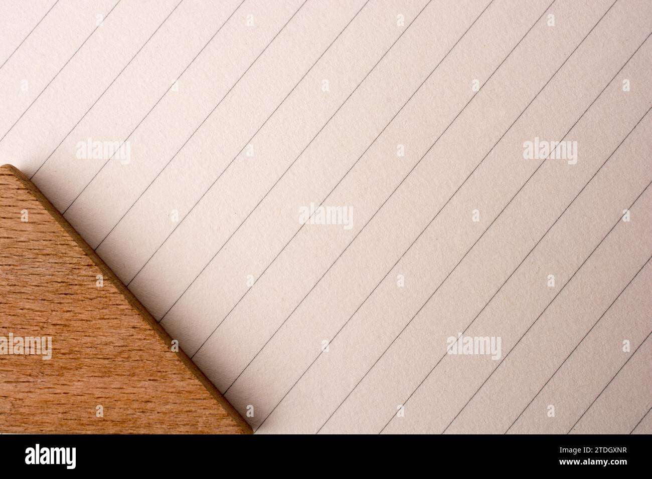 Stück Holz in die Shpae eines Dreiecks auf dem Papier Stockfoto
