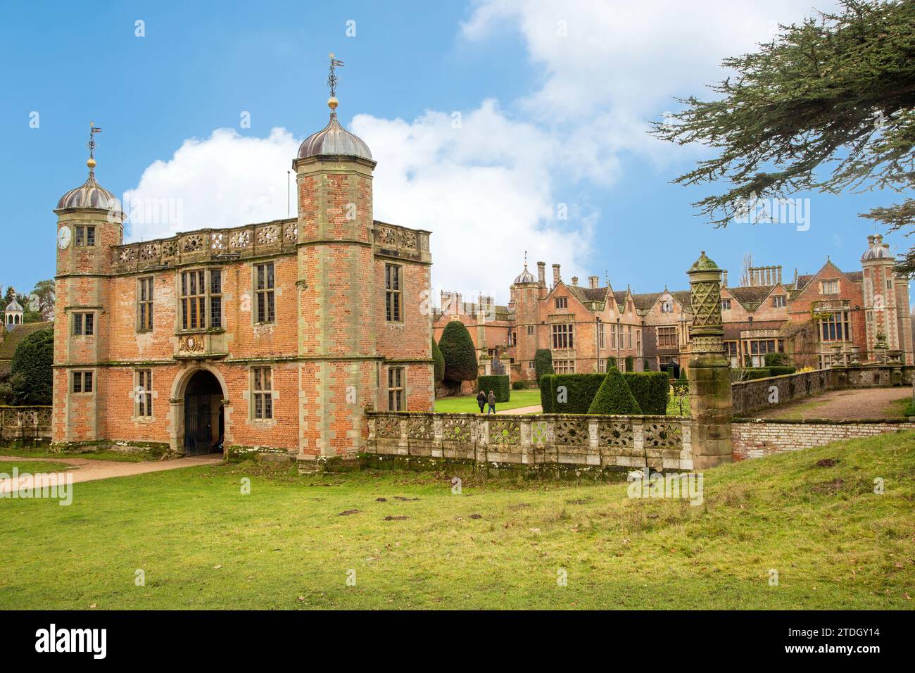 Charlecote Park Landhaus aus dem 16. Jahrhundert, umgeben von einem eigenen Hirschpark, am Ufer des Flusses Avon bei Charlecote Warwickshire Stockfoto