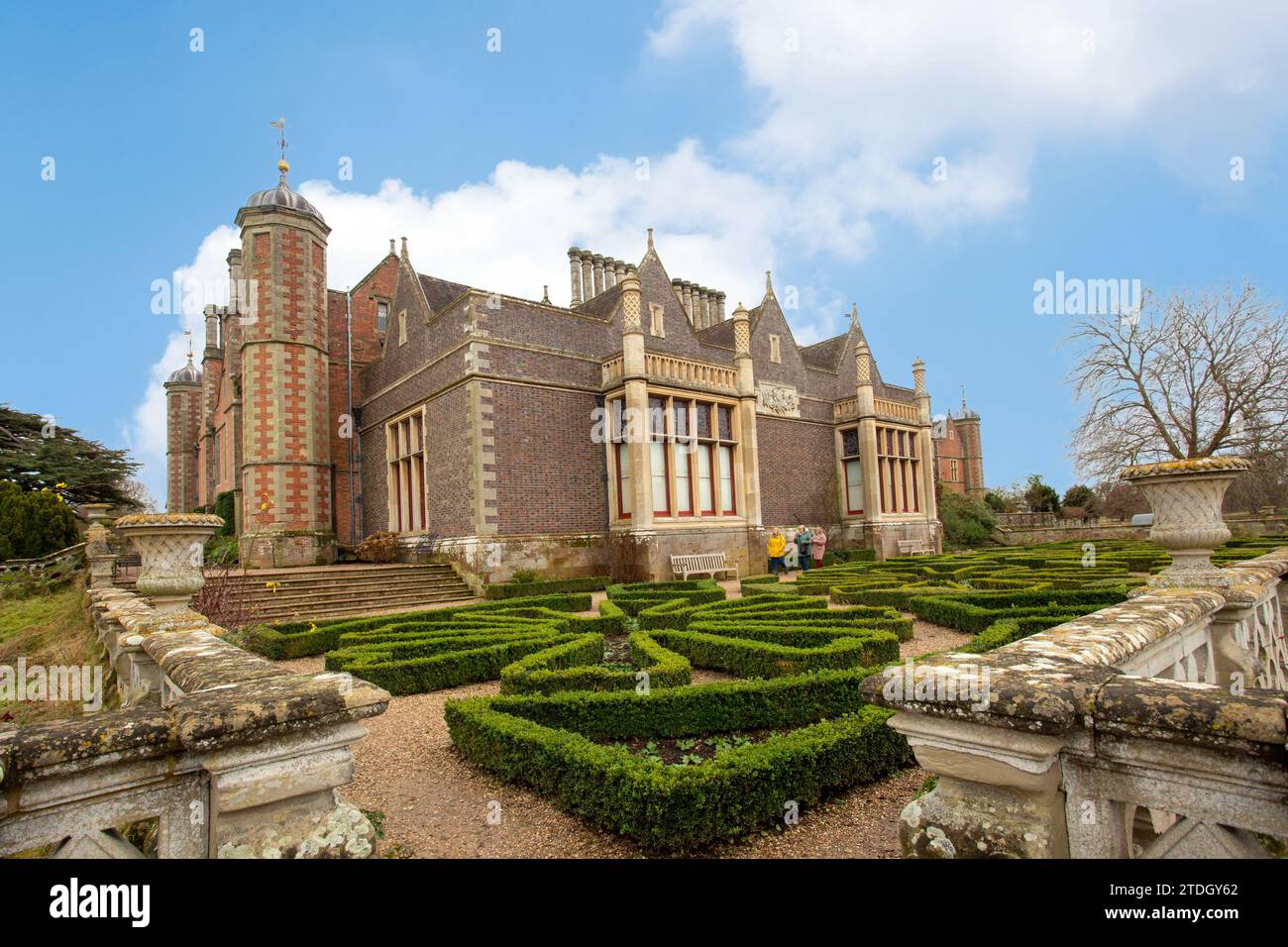 Charlecote Park Landhaus aus dem 16. Jahrhundert, umgeben von einem eigenen Hirschpark, am Ufer des Flusses Avon bei Charlecote Warwickshire Stockfoto