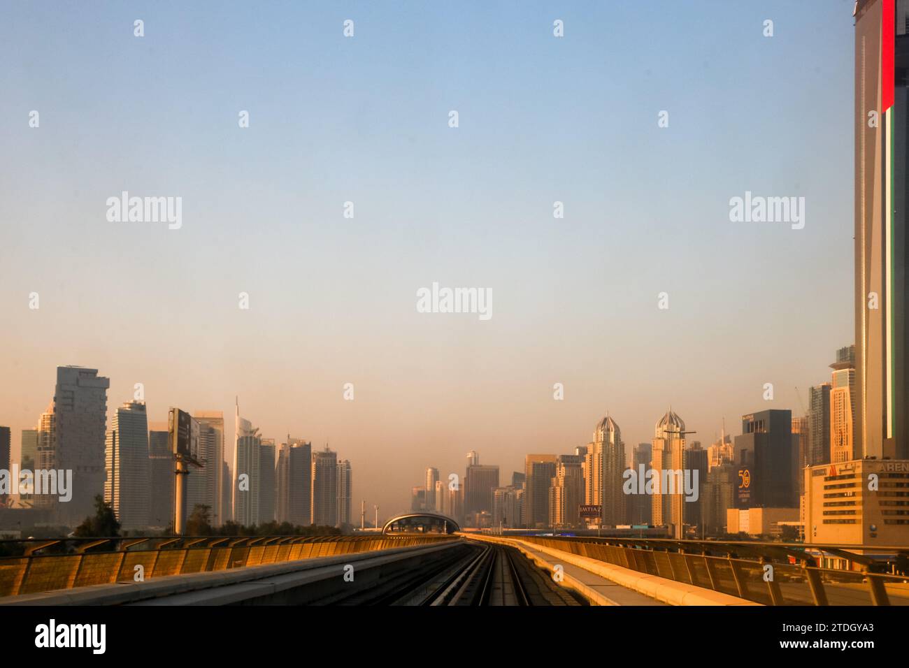 Dubai, Vereinigte Arabische Emirate. Dezember 2023. Moderne Architektur wird an einem heißen Morgen im Zentrum von Dubai, den Vereinigten Arabischen Emiraten, gesehen. Quelle: Dominika Zarzycka/Alamy Live News Stockfoto