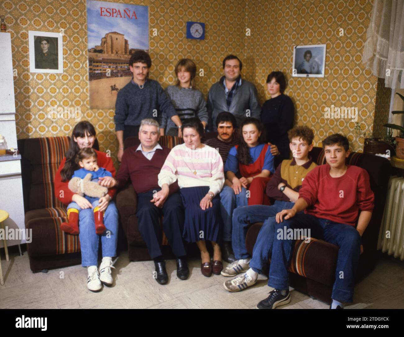DEU, Deutschland: Die historischen Rutschen aus den 84-85 r Jahren Dortmund. Große spanische Familie. Migranten. CA. 1984 Stockfoto
