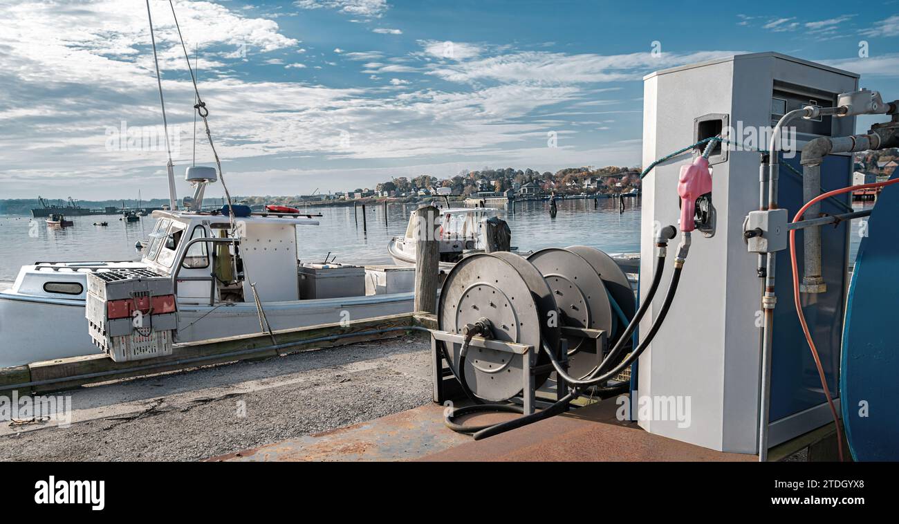 Dockside Fuel Station: Eine industrielle Kraftstoffpumpe ist für die Versorgung von Booten oder Landfahrzeugen an einem Hafenstandort in Neuengland vorgesehen. Stockfoto