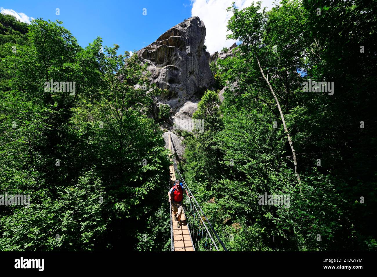 Wanderer auf der Hängebrücke am Percorso delle sette pietri, Castelmezzano, Basilicata, Italien Stockfoto