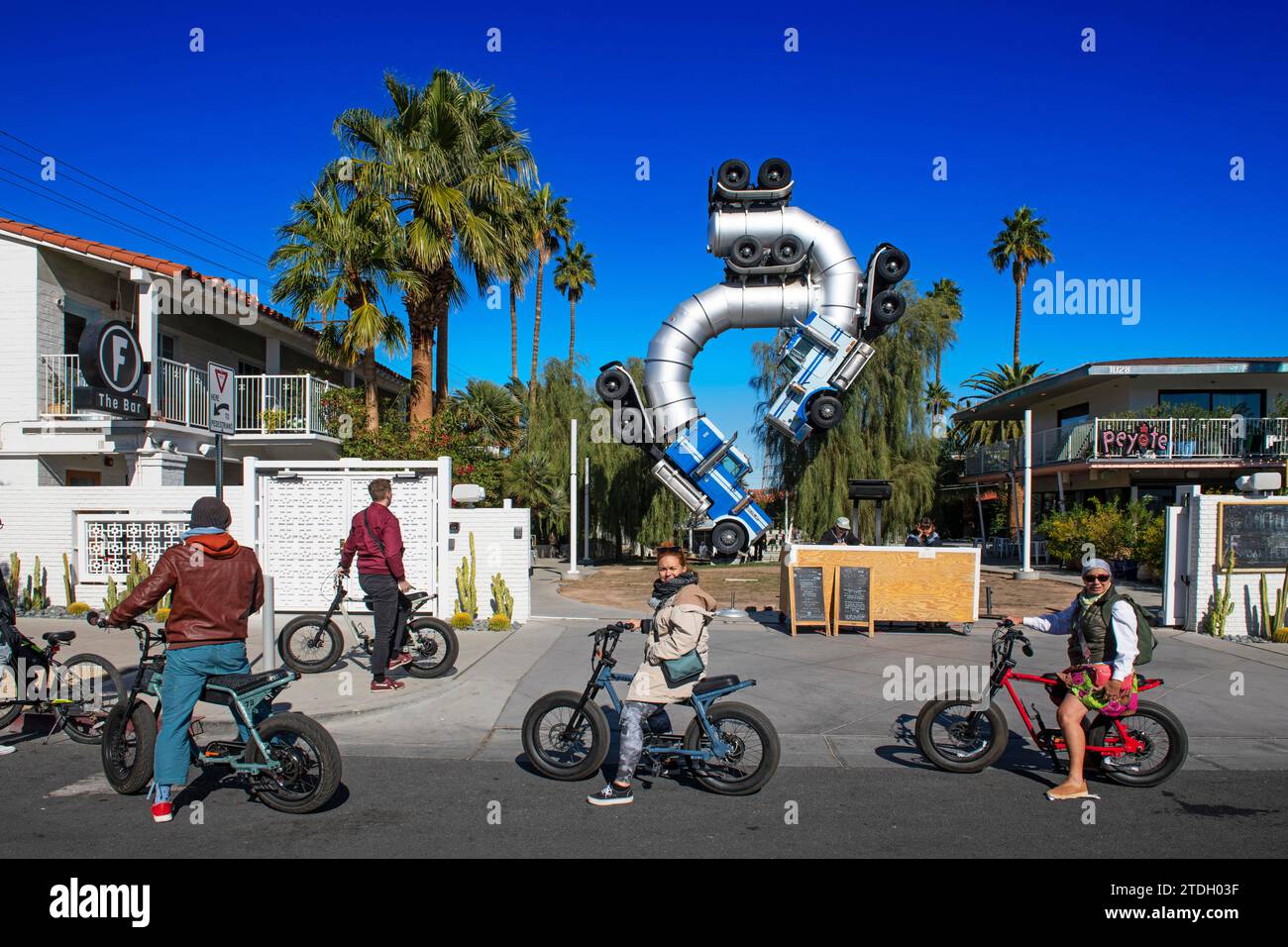 Gruppe von Radfahrern auf einer Führung vor einem Kunstwerk aus zwei Kunstanhängern, Fergusons Motel, Art Area 18b, Las Vegas, Nevada, USA Stockfoto