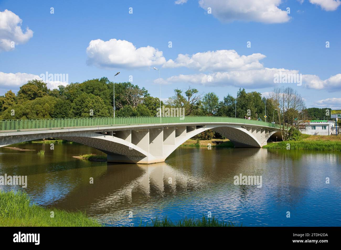 Bad Muskau, Lausitzer Neiße im Fuerst-Pueckler-Park Bad Muskau. In diesem Gebiet bildet die Neisse die deutsch-polnische Grenze. Hier ist die Stadtbrücke Stockfoto