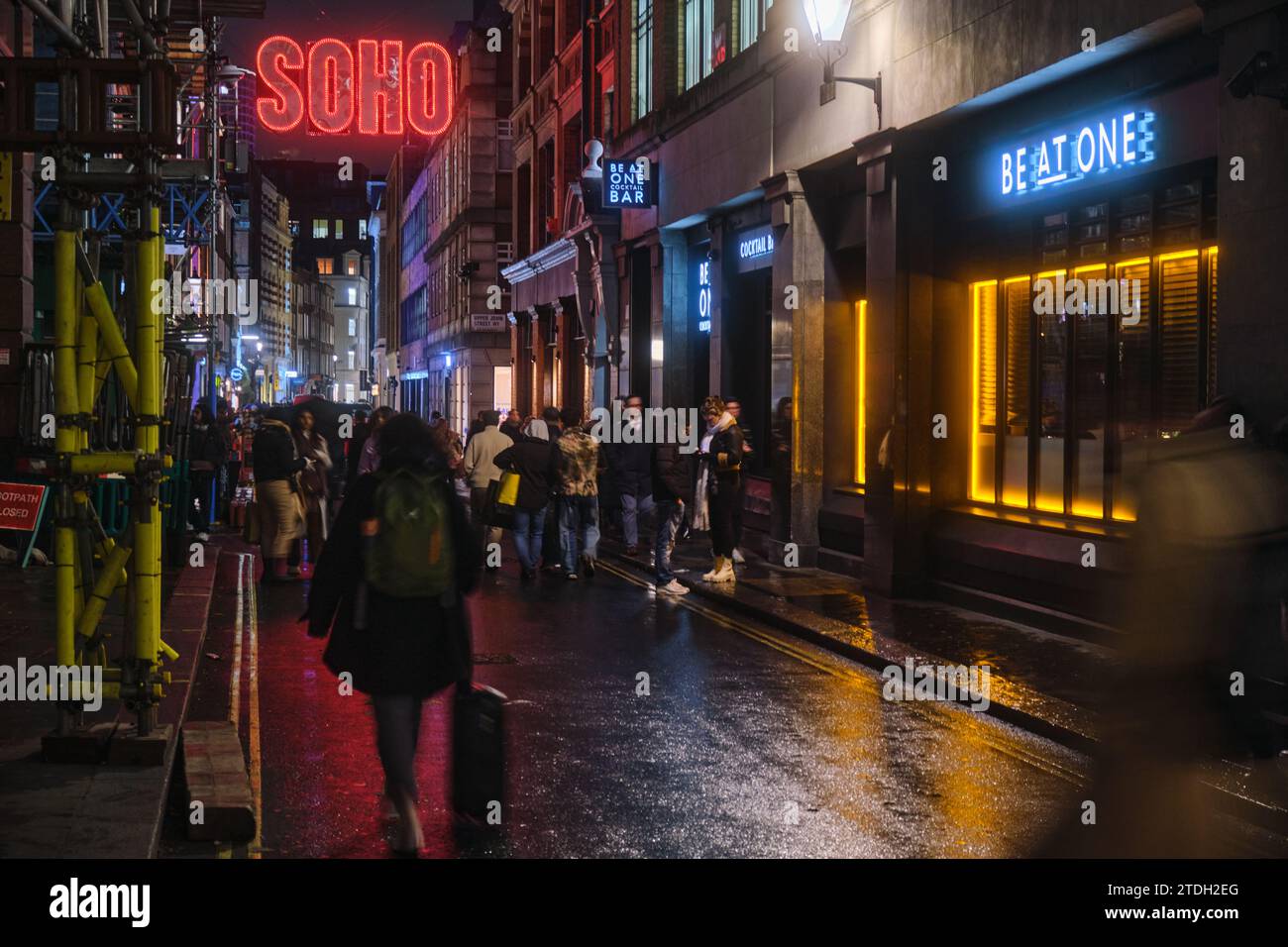 London, Großbritannien - 16. November 2023: Genießen Sie nachts eine Cocktailbar in der Greek Street, Soho. Stockfoto