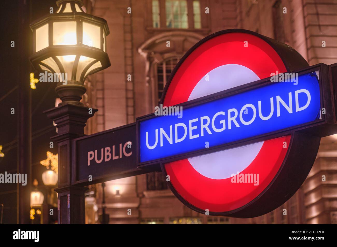 London, Großbritannien - 16. November 2023: Unterirdischer Eingang am Piccadilly Circus bei Nacht. Nahaufnahme ohne Leute. Stockfoto