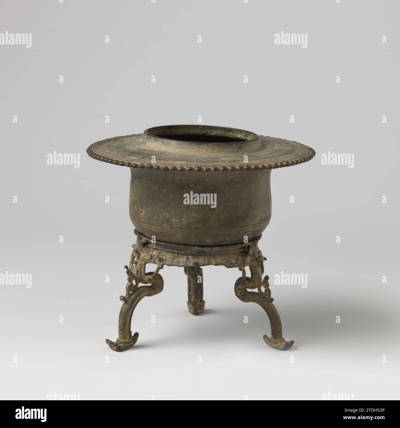 Drei Wassergefäße, anonym, 1200 - 1500 Beine haben die Form von Vogelbeinen mit einer Lockenform auf der Rückseite, ein floralistisches Motiv im Hochrelief auf der Oberseite. Gehört zu Watervat AK-RAK-1989-7-A. Die Beine aus Ostjava-Bronze (Metall) haben die Form von Vogelbeinen mit einer Curl-Form auf der Rückseite, ein floralistisches Motiv im Hochrelief auf der Oberseite. Gehört zu Watervat AK-RAK-1989-7-A. East Java Bronze (Metall) Stockfoto