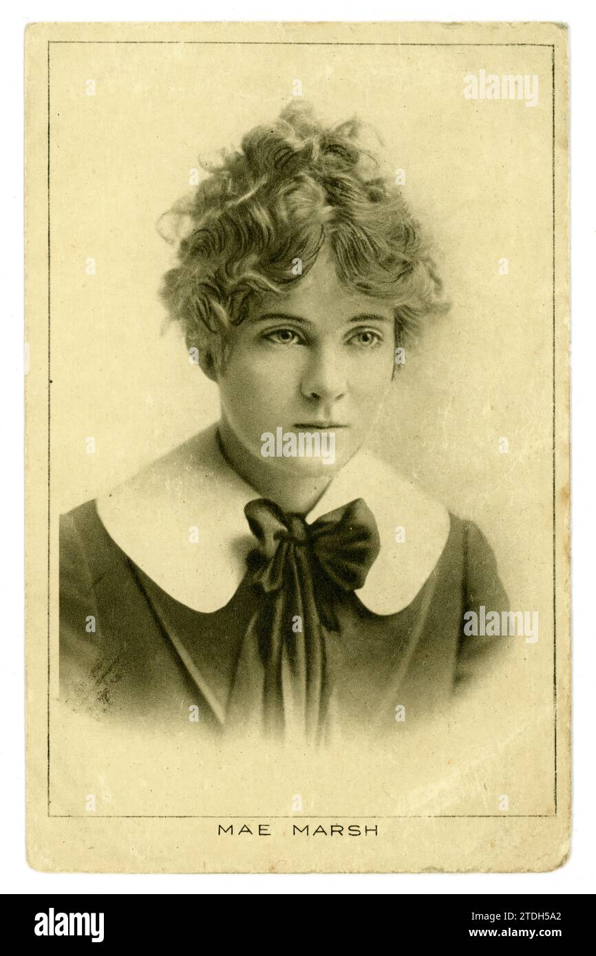 Ursprüngliche Postkarte der jungen amerikanischen Stummfilmdarstellerin Miss Mae Marsh aus den frühen 1900er Jahren, mit locker gebundenen Haaren in einem Brötchen, mit einer Bluse mit Peter-Pan-Kragen, um 1915 Stockfoto