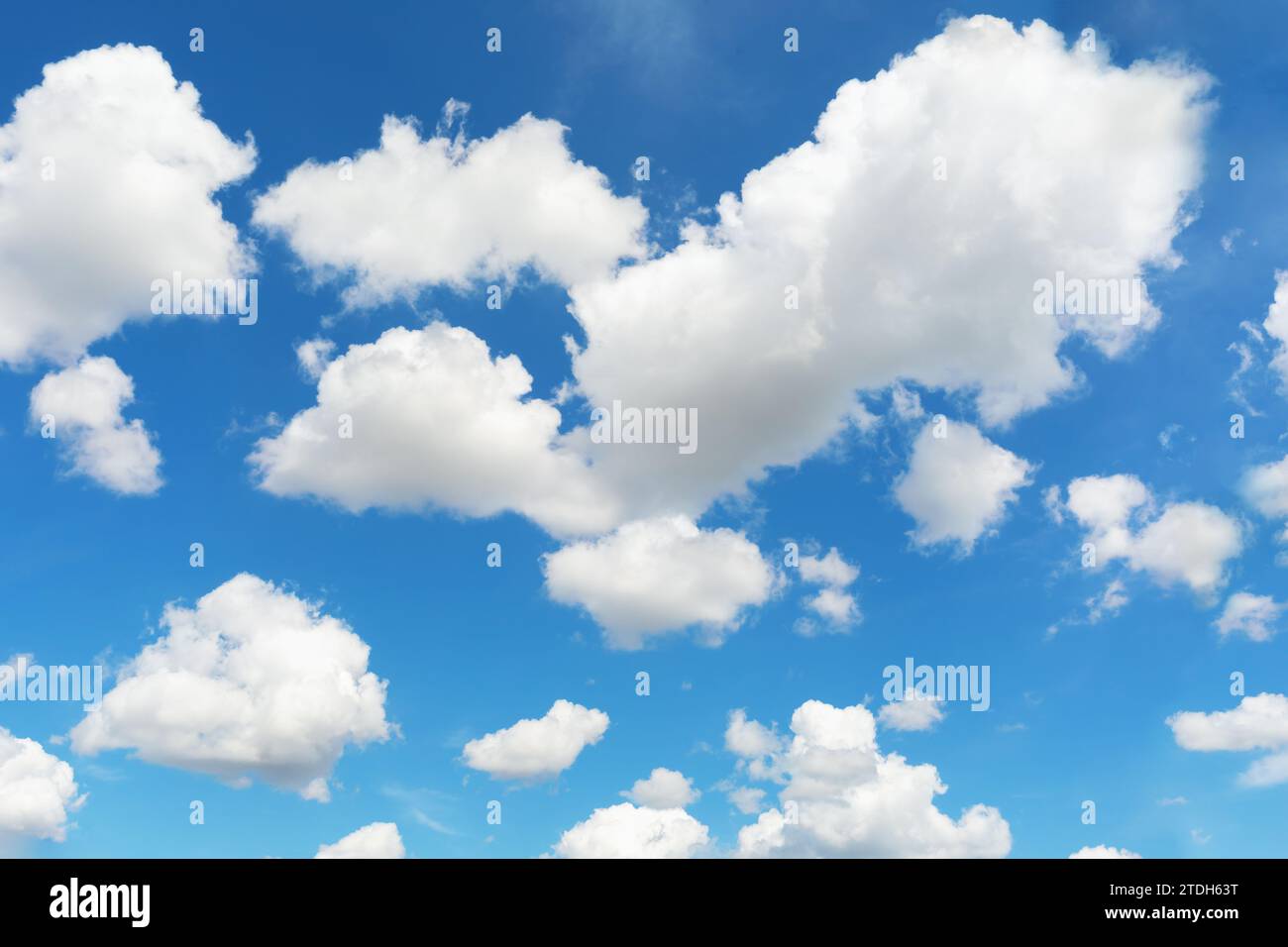 Schneeweiße Wolken am blauen Himmel an einem sonnigen Tag mit interessanter abstrakter Form Stockfoto