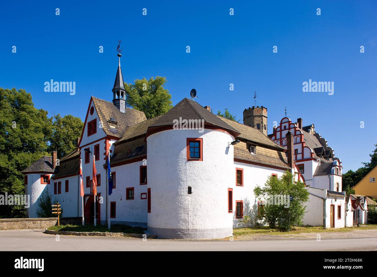 Die Burg, die sich aus einer mittelalterlichen Wasserburg mit Türmen