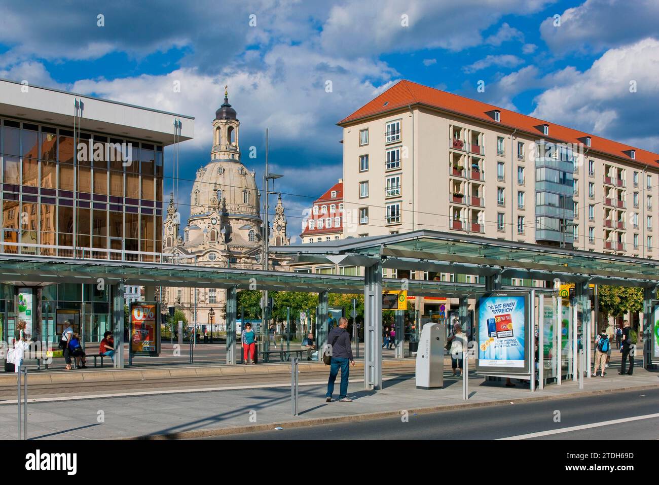 Wilsdruffer Straße Dresden mit dem Kulturpalast, Wohnhäusern aus den 1950er Jahren und der Kirche unserer Lieben Frau Stockfoto