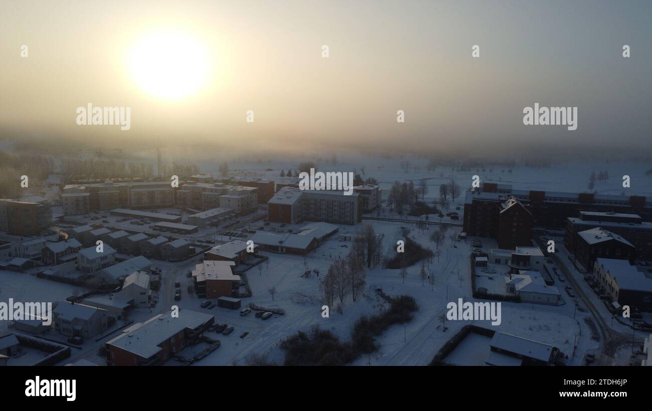 Tief liegende Hazy Sun an einem kalten, nebeligen Wintermorgen in Schweden Stockfoto