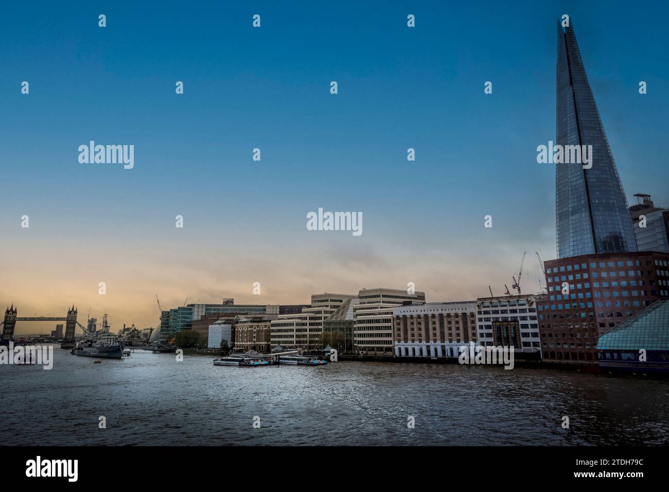 Die Themse und die Shard in London in der Abenddämmerung Stockfoto