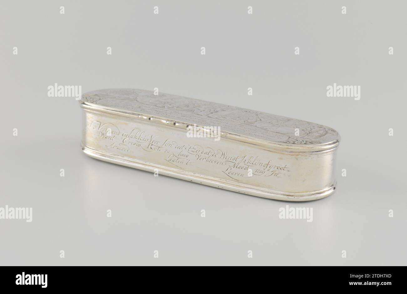 Tander-Box mit gravierten Darbietungen aus der Seeschifffahrt, anonym, 1769 Silberne Tender-Box, oval mit gravierten Figurenszenen mit Unterschriften. Auf dem Deckel der Abgang eines Seemanns; links die Trauerfrauen, die Dienstmädchen und ein Junge mit Hund; der Seemann mit Hut in der Hand steht neben einer symbolischen Frauenfigur mit Anker und Falke; auf der rechten Seite eine Meereslandschaft mit Segelschiffen und einem Ruderboot. Bildunterschrift: Wenn ich vom Land bereue, gehen meine Bars weg. Ich hoffe immer auf Gott usw. Auf der Unterseite ist die gravierte Darstellung der Rückkehr mit der Beschriftung: No Sea or Ambagtsman is welc Stockfoto