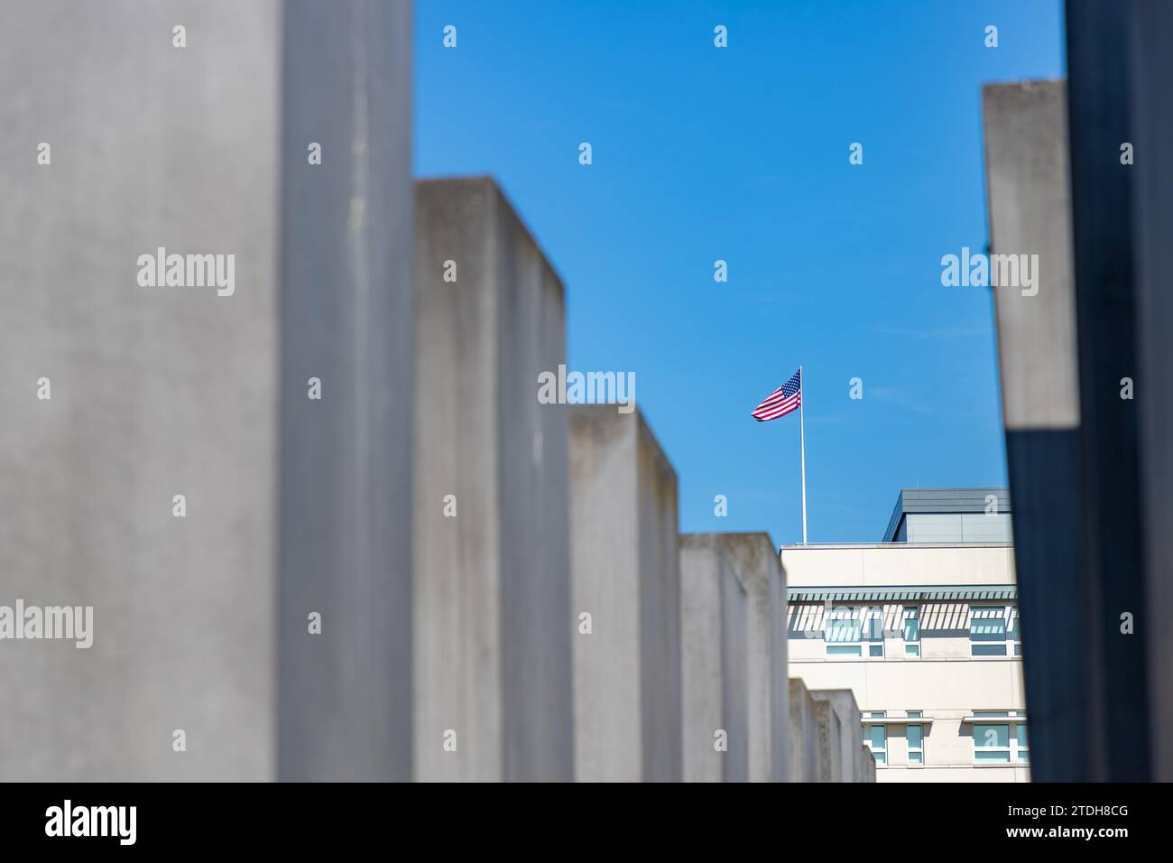 Ein Bild der amerikanischen Flagge über dem Denkmal für die ermordeten Juden Europas. Stockfoto
