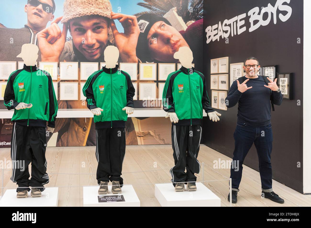 Eine Familie, die die Ausstellung Beyond the Streets in der Saatchi Gallery in London genießt Stockfoto