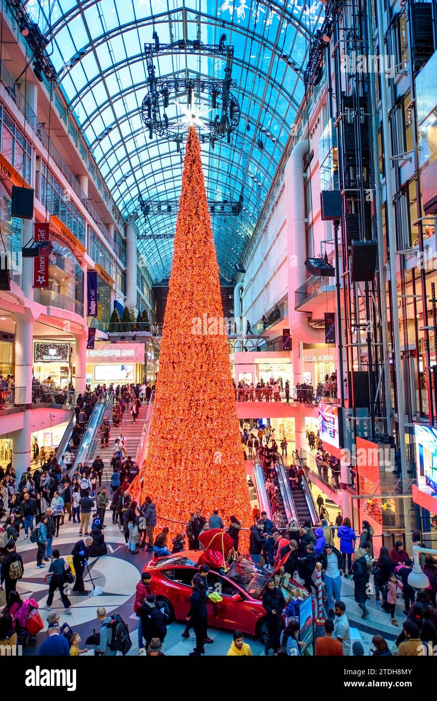 Eaton Centre in Toronto, Kanada. Weihnachtszeit und Dekoration Stockfoto